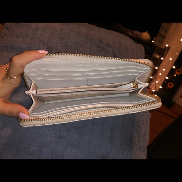 ❌SOLD❌Michael Kors Wallet - Picture 3 of 3